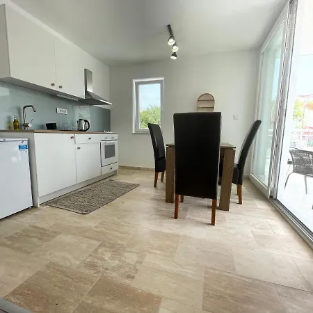 Apartment Regina Paloma With Swimming Pool Jezera