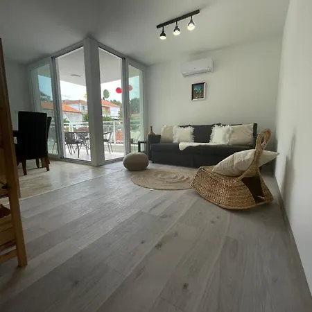 Apartment Regina Paloma With Swimming Pool Jezera