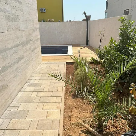 Regina Paloma With Swimming Pool Appartement Jezera