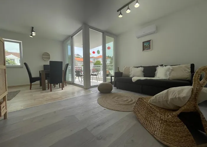 Regina Paloma With Swimming Pool Appartement Jezera