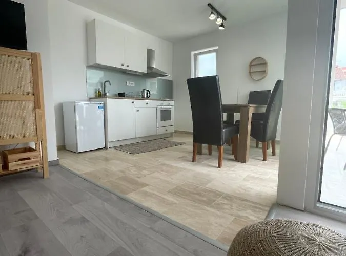 Regina Paloma With Swimming Pool Appartement Jezera